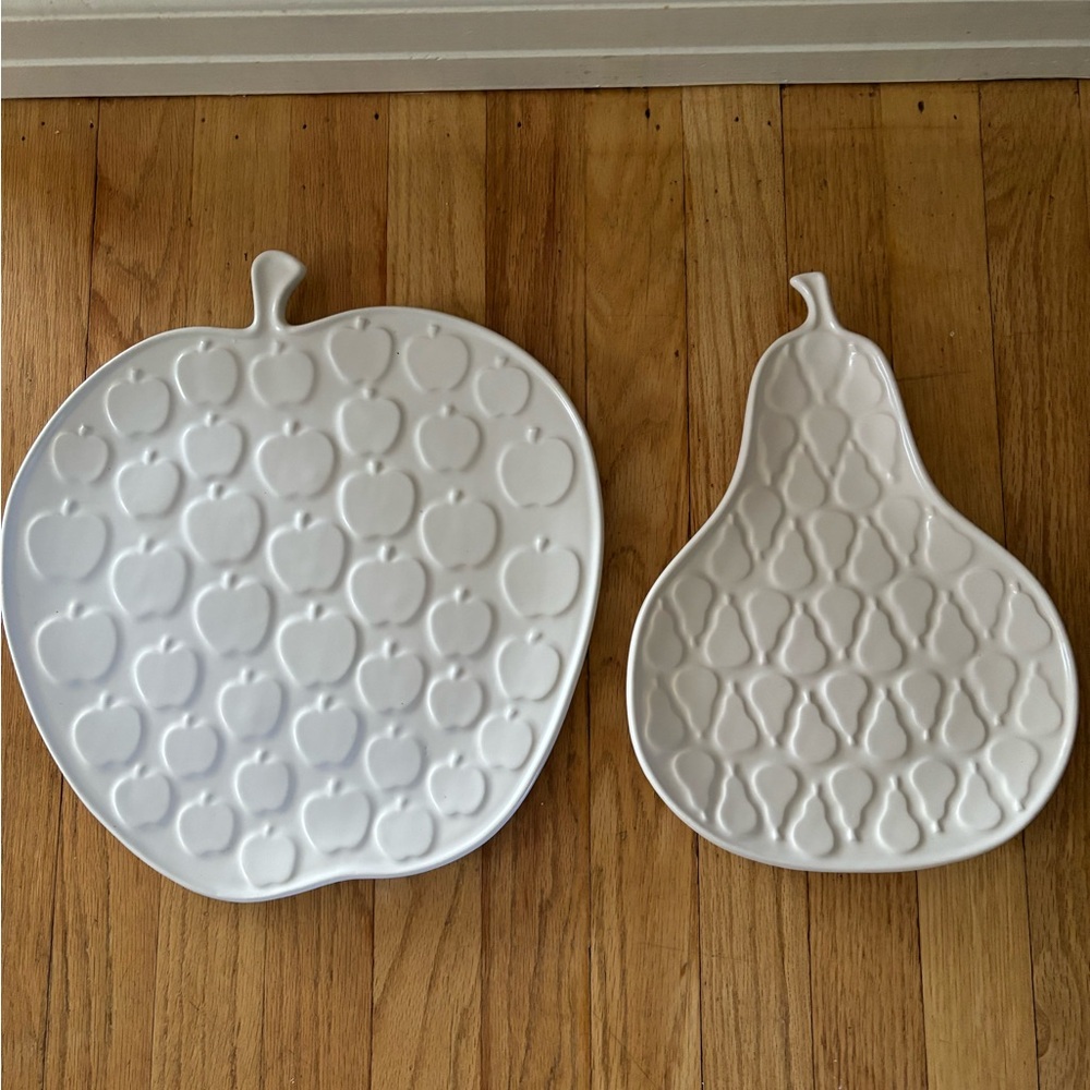 Jonathan Adler
embossed Apple 🍎 & Pear 🍐 serving platters